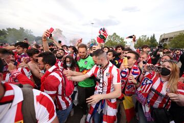 Los jugadores del Atlético de Madrid salen al exterior de Zorrilla para celebrar el título de Liga con los seguidores que se habían desplazado 