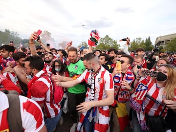Los jugadores del Atlético de Madrid salen al exterior de Zorrilla para celebrar el título de Liga con los seguidores que se habían desplazado 