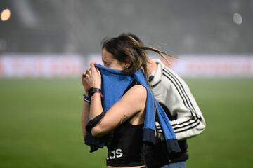 El partido se tuvo que detener a los nueve minutos de juego por graves incidentes tanto dentro como fuera del estadio. Hinchas del Lobo que quedaron afuera se enfrentaron con la policía, que reprimió de manera abrupta.  El humo de los gases lacrimógenos ingresó al estadio