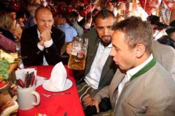 El centrocampista chileno del Bayern de Múnich Arturo Vidal, durante la 182º edición de la Oktoberfest, la fiesta de la cerveza, en Múnich.