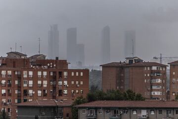 El aviso de la AEMET de alerta roja por previsión de lluvias torrenciales en Madrid obligó a suspender el encuentro entre el Atlético de Madrid y el Sevilla. Descubre en esta galería cómo se encuentra las inmediaciones del estadio.