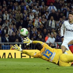 Özil, luces y sombras vs el Atleti: cuatro goles y una Copa pérdida