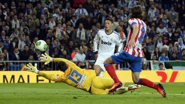Courtois evita el gol de Özil en la prórroga de la final de Copa 2013, Real Madrid-Atlético.