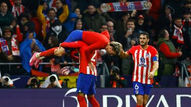 Soccer Football - Copa del Rey - Round of 16 - Atletico Madrid v Real Madrid - Metropolitano, Madrid, Spain - January 18, 2024 Atletico Madrid's Antoine Griezmann celebrates scoring their third goal with Jose Gimenez and Koke REUTERS/Susana Vera