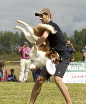 Una pareja hombre-perro participa en la modalidad 'freestyle' durante las competiciones oficiales y clasificatorias para los Campeonatos Europeos y los Mundiales de 'disc-dog', un deporte que hace correr, volar e incluso bailar a los perros al ritmo de la música para capturar un frisbee.