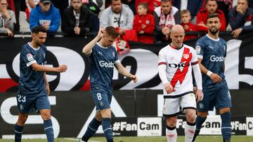MADRID 18/03/2023.- Isi Palaz¨®n (2d) centrocampista del Rayo Vallecano durante el partido de la Jornada 26 de LaLiga Santander, que enfrenta este s¨¢bado al Rayo Vallecano y Girona FC en el estadio 'Campo de f¨²tbol de Vallecas' en Madrid. EFE/ Mariscal