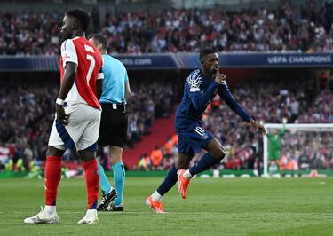 0-1. Avanza Ousmane Dembélé celebra el primer tanto.