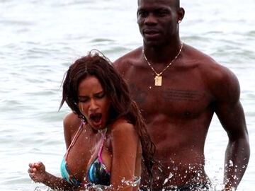 Balotelli con una de sus exnovias, por lo que es envidiado