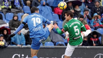 Jorge Molina disputa un bal&oacute;n con Mantovani.