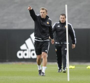 Phil Neville y Gary Neville durante un entrenamiento en enero. 