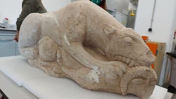 Casanueva (dcha.) observa en el Museo Arqueológico la escultura zoomorfa íbera hallada en La Rambla.
JUNTA DE ANDALUCÍA
30/10/2020