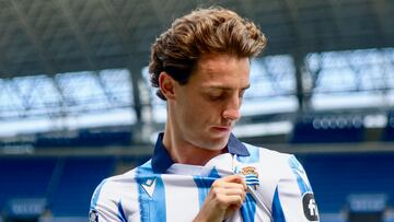 El nuevo jugador de la Real Sociedad ?lvaro Odriozola es presentado este lunes, en San Sebasti¨¢n (Pa¨ªs Vasco). El jugador donostiarra ?lvaro Odriozola ha manifestado este lunes que vuelve a la Real Sociedad con "toda la humildad", pero con la ambici¨®n de ganar alg¨²n t¨ªtulo con la entidad txuri urdin y de "hacer historia". Odriozola ha sido presentado hoy como nuevo jugador de la Real Sociedad, el club en el que se form¨® y debut¨® en Primera, tras su traspaso en el ¨²ltimo d¨ªa del mercado procedente del Real Madrid.