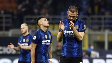 Soccer Football - Serie A - Inter Milan v Sassuolo - San Siro, Milan, Italy - February 20, 2022  Inter Milan&#039;s Stefan de Vrij and Lautaro Martinez look dejected after the match REUTERS/Alessandro Garofalo