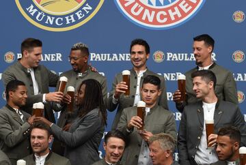 El Bayern presenta su vestimenta para el Oktoberfest