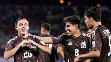 Soccer Football - FIFA Under 20 World Cup - Round of 16 - Chile v Mexico - Estadio Elias Figueroa Brander, Valparaiso, Chile - October 7, 2025 Mexico's Hugo Camberos celebrates scoring their third goal with Elias Montiel and Iker Fimbres REUTERS/Rodrigo Garrido