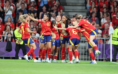 Gol de Athenea del Castillo: remata con la derecha desde el centro del área al centro de la portería. Asistencia de Aitana Bonmatí tras un pase en profundidad.






