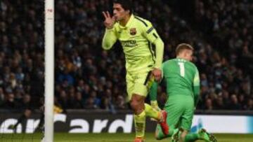Luis Suárez celebra uno de sus goles ante el Manchester City