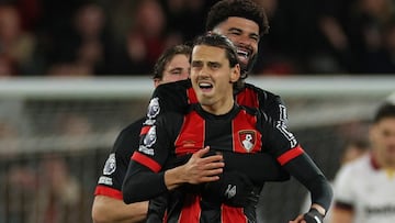 Enes Ünal celebra un gol con el Bournemouth.