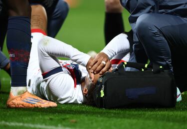 Desire Doue sale del campo entre lágrimas y ayudado para ser trasladado en camilla.