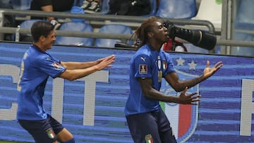 Moise Kean celebra uno de sus goles ante Lituania.