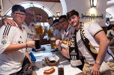Los aficionados madridistas disfrutan en la famosa cervecería Hofbräuhaus de Múnich. 