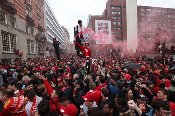 La ciudad de Liverpool volcada con el conjunto Red tras conseguir el vig¨¦simo titulo de liga de su historia.