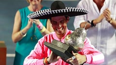 El tenista espa&ntilde;ol Rafa Nadal posa con un sombrero mexicano y con el t&iacute;tulo de campe&oacute;n del Abierto Mexicano de Tenis 2020 de Acapulco.