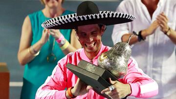 El tenista español Rafa Nadal posa con un sombrero mexicano y con el título de campeón del Abierto Mexicano de Tenis 2020 de Acapulco.