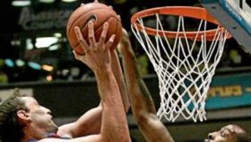 <b>INTIMIDACIÓN. </b>Morris taponó a los azulgrana en dos ocasiones.