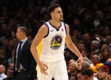 Klay Thompson celebra tras anotar un triple.