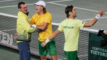 Jugadores de Australia, junto con Hewitt, celebran su victoria en la eliminatoria con Francia de la Davis.