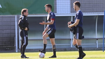 David Garc&iacute;a charla con Arrasate durante un entrenamiento.