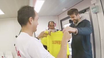 Piqué visita a Colombia en la Copa Davis y recibe regalo