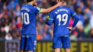 Ünal y Borja, apercibidos de sanción el lunes, charlan en el partido de la semana pasada en el Coliseum.