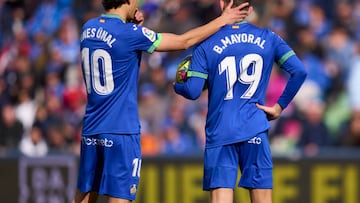 Ünal y Borja, apercibidos de sanción el lunes, charlan en el partido de la semana pasada en el Coliseum.