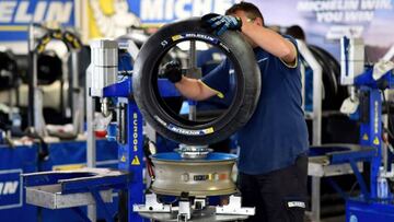 Un ingeniero de Michelin durante el GP de Valencia 2017.