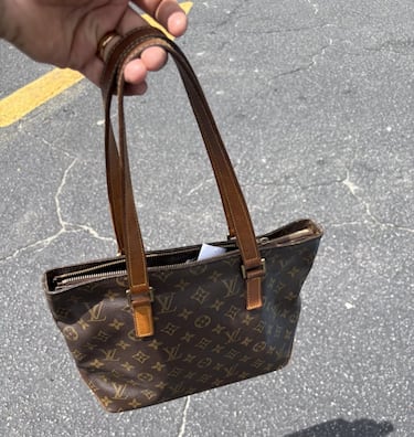Un hombre compra una bolsa por 15 euros en la tienda de segunda mano, y su valor se multiplica por 100: 