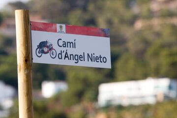 Los hijos del piloto han inaugurado la calle "Camí d'Ángel Nieto" en la isla pitiusa rodeados de familia y amigos tres años después del desgraciado accidente.