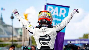 Robin Frijns, celebra en el podio su triunfo en Par&iacute;s con el Virgin.