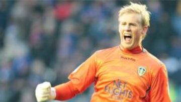 Kasper Schmeichel celebra un tanto de su equipo ante el Leeds United.