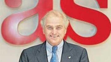 <b>ORGULLOSO. </b>Ramón Calderón posa con la Copa de campeón de Liga en los salones de AS.