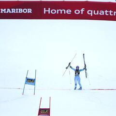 Tina Maze cruza la meta a pie y cierra su leyenda en Maribor