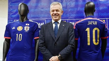 Javier Aguirre dirigió por primera vez una Selección diferente a la mexicana en 2014, cuando tomó las riendas del combinado japonés. El cuadro nipón fue eliminado en cuartos de final de la Copa de Asia, de la cual eran campeones defensores. La Federación japonesa le había dado continuidad, pero decidió cesarlo al saber del caso de amaño por el cual era investigado.