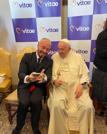 El cantante y productor colombiano J Balvin charl車 amigablemente con el Papa Francisco el 1 de septiembre de 2022 en un acto de la Fundaci車n Vitae.