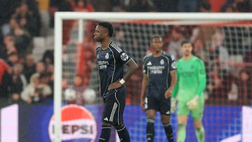 Real Madrid's Brazilian forward #07 Vinicius Junior reacts after Benfica's fourth goal during the UEFA Champions League league phase day 8 football match between SL Benfica and Real Madrid CF at Estadio da Luz in Lisbon on January 28, 2026. (Photo by PATRICIA DE MELO MOREIRA / AFP)