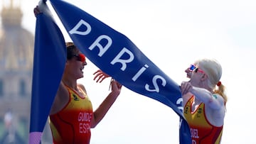 Paris 2024 Paralympics - Triathlon - Women's Individual PTVI- Alexander III Bridge, Paris, France - September 2, 2024 Susana Rodriguez Gacio of Spain celebrates after winning the race. REUTERS/Christian Hartmann