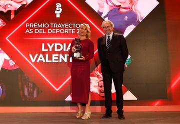 Lydia Valentín posa con el trofeo junto a Juan Cantón,  director general de prensa de PRISA.