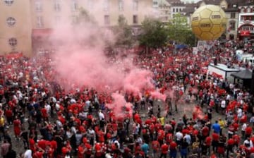 Gran ambiente en las calles de Basilea antes de la final. 