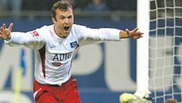 <b>OBJETIVO. </b>Bernardo Romeo, en la imagen en un partido con el Hamburgo, es uno de los delanteros que sigue el Málaga para enero.