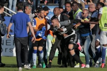 Las imágenes del ataque de los ultras del Bastia a jugadores del Lyon